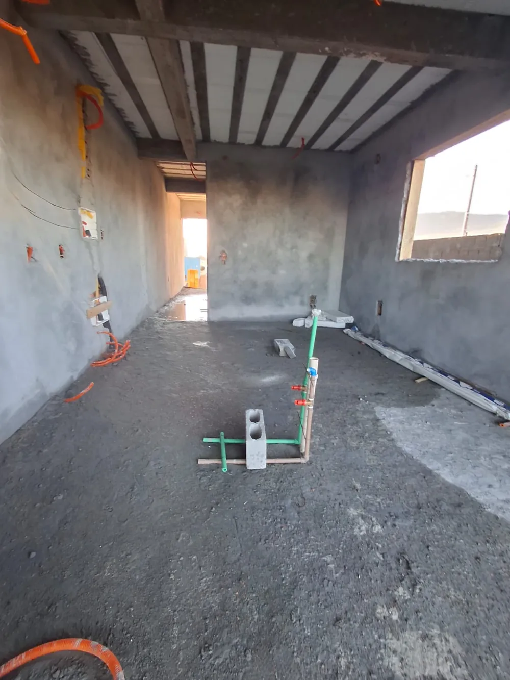Interior rebocado, pronto para acabamento