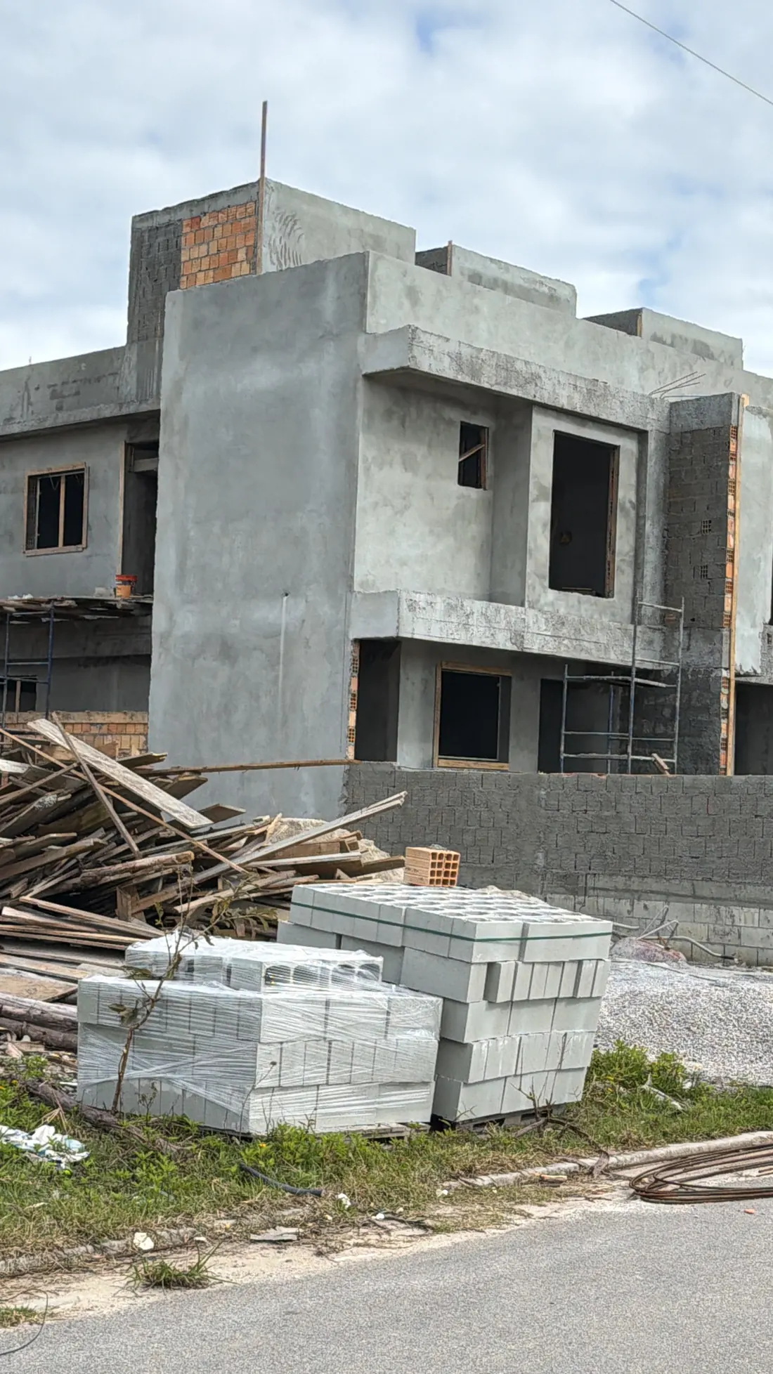 Foto real · Obra A com o reboco externo concluído
