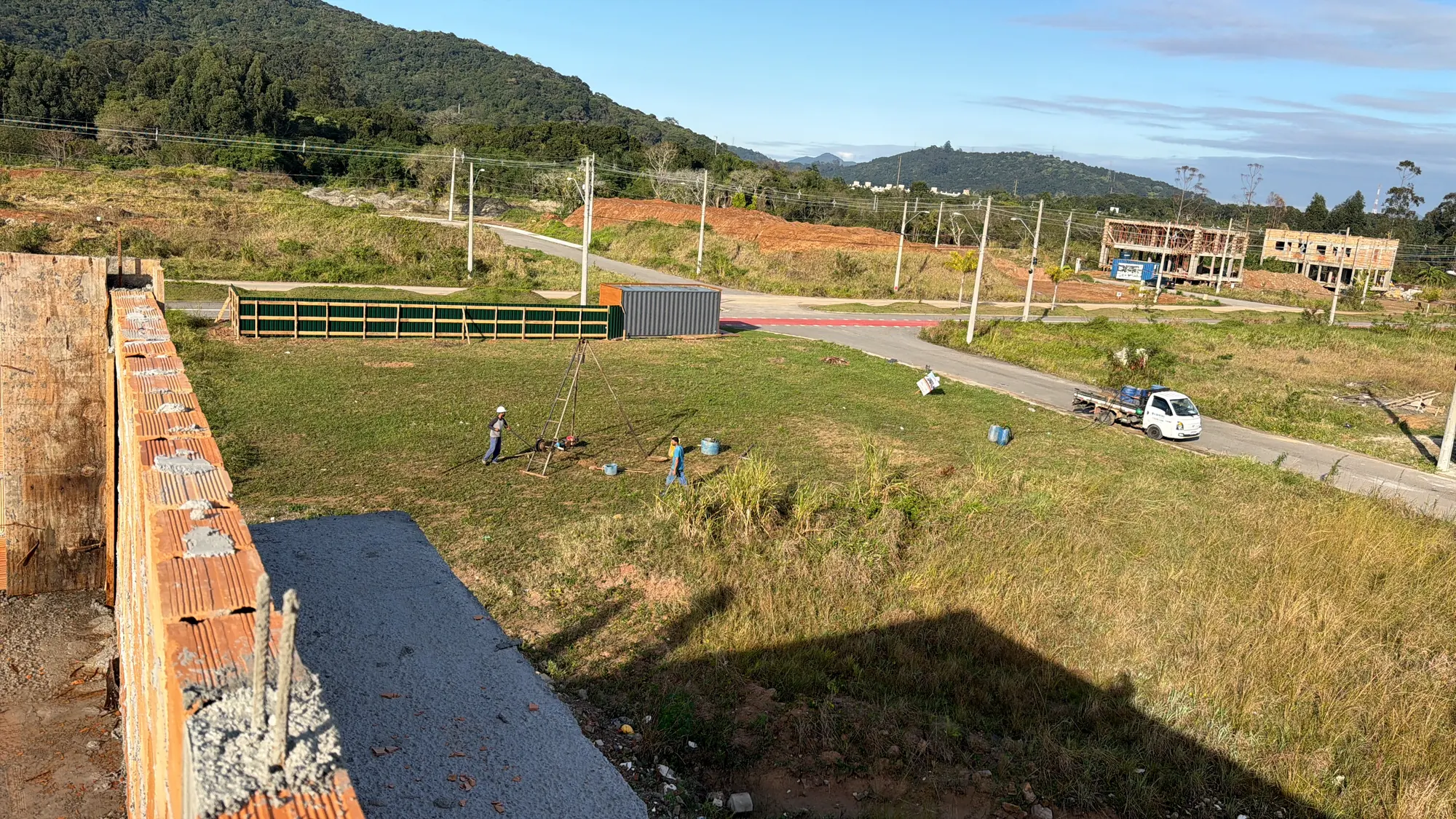 Vista do pavimento superior para o bairro e os morros